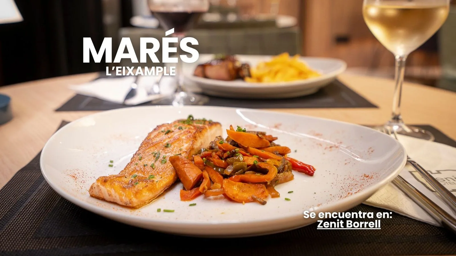 Lomo de salmón con verduras salteadas y una copa de vino blanco en una mesa de Marés
